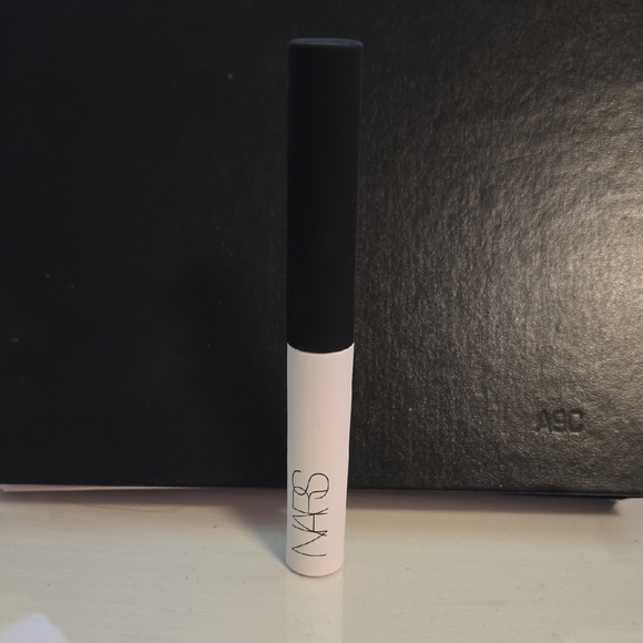 NARS Smudge Proof Eyeshadow Base - Picture 2 of 2